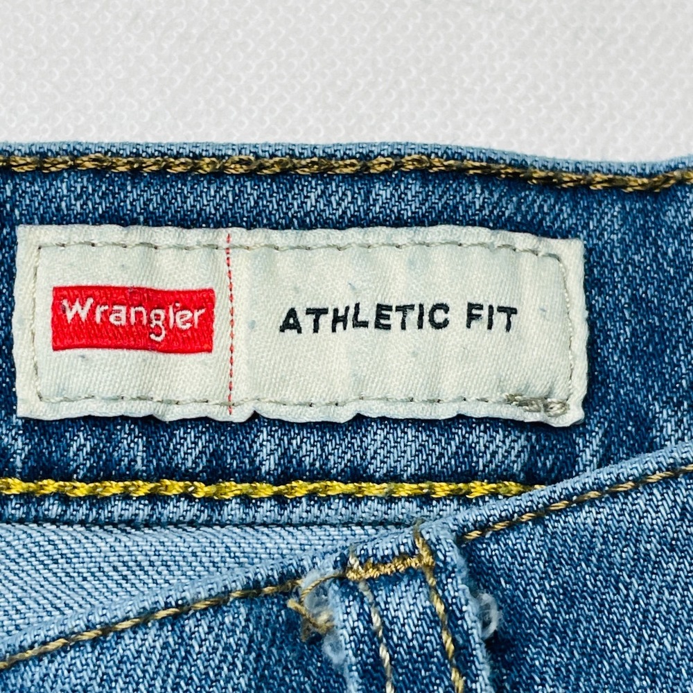 Wrangler Men's 32x30 Light Wash Athletic Fit Straight Leg Denim Jeans - Picture 3 of 16
